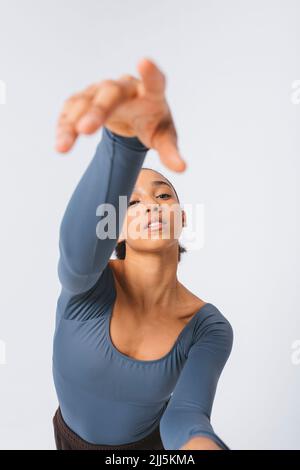 Jeune danseur de ballet classique dansant sur fond blanc Banque D'Images