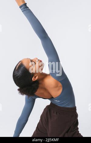 Danseuse de ballet avec danse à la main sur fond blanc Banque D'Images