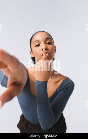 Jeune danseur de ballet pratiquant sur fond blanc Banque D'Images