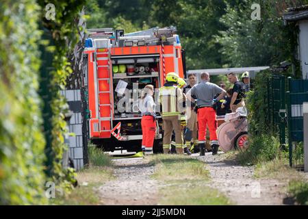 Berlin, Allemagne. 23rd juillet 2022. La police et les pompiers se trouvent sur une propriété près de Heerstraße. Là, dans une maison près de Heerstraße dans l'ouest de Berlin, la police a trouvé deux morts. Une équipe d'homicide a pris l'enquête. Credit: Paul Zinken/dpa/Alay Live News Banque D'Images