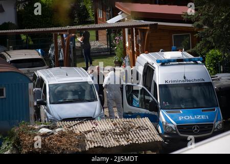 Berlin, Allemagne. 23rd juillet 2022. Des médecins légistes se trouvent sur une propriété près de Heerstrasse. Là, dans une maison près de Heerstraße dans l'ouest de Berlin, la police a trouvé deux morts. Une équipe d'homicide avait pris l'enquête. Credit: Paul Zinken/dpa/Alay Live News Banque D'Images