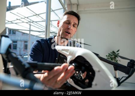 Technicien examinant un drone au bureau Banque D'Images