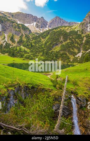 Allemagne, Bavière, vue panoramique sur le lac Unterer Gaisalpsee et la montagne Rubihorn en été Banque D'Images