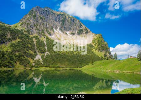 Allemagne, Bavière, vue panoramique sur le lac Unterer Gaisalpsee et la montagne Rubihorn en été Banque D'Images