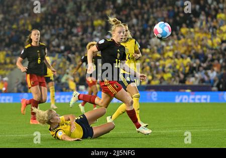 Leigh, Royaume-Uni. 22nd juillet 2022. Linda Sembrant, de Suède, et Elena Dhont, de Belgique, se battent pour le bal lors d'un match entre l'équipe nationale féminine de football belge les flammes rouges et la Suède, à Leigh, en Angleterre, le vendredi 22 juillet 2022, dans les quarts de finale du tournoi féminin Euro 2022. Le championnat européen de football féminin 2022 de l'UEFA aura lieu du 6 au 31 juillet. BELGA PHOTO DAVID CATRY crédit: Belga News Agency/Alay Live News Banque D'Images