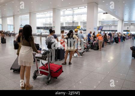 Bruxelles, Belgique. 23rd juillet 2022. L'illustration montre les passagers qui attendent dans une longue file d'attente dans le hall des départs de l'aéroport de Bruxelles, à Zaventem, le samedi 23 juillet 2022. Quelque 80 vols ont été annulés en Belgique. Il concerne les vols avec un équipage belge. Les autres vols partent avec un équipage de pays où il n'y a pas de grève. Les raisons de la grève de ce week-end sont les mêmes que celles de l'action de fin juin. Les pilotes se sentent mal compris et s'attendent à une augmentation de salaire après une remise de 20 pour cent pendant la crise corona. BELGA PHOTO NICOLAS MATERLINCK crédit: Belga Nouveau Banque D'Images