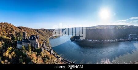 Allemagne, Rhénanie-Palatinat, Sankt Goarshausen, Panorama par hélicoptère de la gorge du Rhin le jour ensoleillé de l'automne Banque D'Images