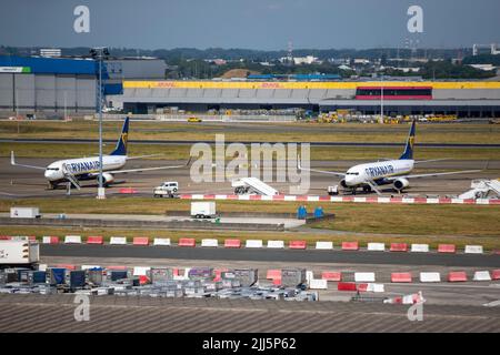 Bruxelles, Belgique. 23rd juillet 2022. L'illustration montre les avions Ryanair sur le tarmac du hall des départs de l'aéroport de Bruxelles, à Zaventem, samedi 23 juillet 2022. Quelque 80 vols ont été annulés en Belgique. Il concerne les vols avec un équipage belge. Les autres vols partent avec un équipage de pays où il n'y a pas de grève. Les raisons de la grève de ce week-end sont les mêmes que celles de l'action de fin juin. Les pilotes se sentent mal compris et s'attendent à une augmentation de salaire après une remise de 20 pour cent pendant la crise corona. BELGA PHOTO NICOLAS MATERLINCK crédit: Belga News Agen Banque D'Images