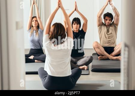 Instructeur enseignant le cours de yoga dans un studio de fitness Banque D'Images