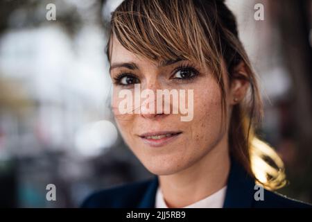 Femme d'affaires confiante aux cheveux blonds Banque D'Images