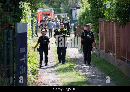 Berlin, Allemagne. 23rd juillet 2022. La police et les pompiers se trouvent sur une propriété près de Heerstraße. Là, dans une maison près de Heerstraße dans l'ouest de Berlin, la police a trouvé deux morts. Une équipe d'homicide avait pris l'enquête. Credit: Paul Zinken/dpa/Alay Live News Banque D'Images