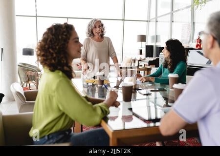 Femme d'affaires ayant des réunions avec des collègues au bureau Banque D'Images