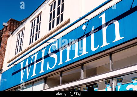 Dorking Surrey Hills Royaume-Uni, 10 juillet 2022, W H Smith papeterie au détail et logo et enseigne de la librairie Banque D'Images