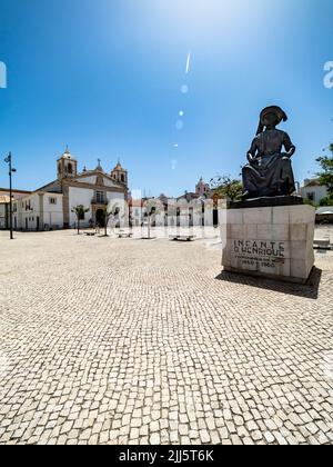 Portugal, Faro District, Lagos, place de la République avec statue du Prince Henry Navigator en premier plan Banque D'Images