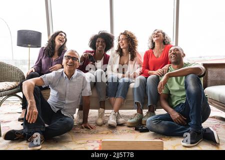Collègues d'affaires heureux assis sur un canapé Banque D'Images
