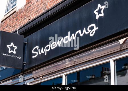 Dorking Surrey Hills Royaume-Uni, 10 juillet 2022, SuperDrug Retail Pharmacy and Beauty Shop logo sans personne Banque D'Images
