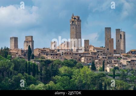 Italie, Toscane, San Gimignano, Tours de la cité médiévale en été Banque D'Images