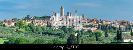 Italie, Toscane, San Gimignano, vue panoramique de la ville médiévale en été Banque D'Images