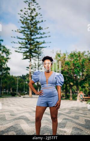 Femme confiante debout avec la main sur la hanche dans le parc Banque D'Images