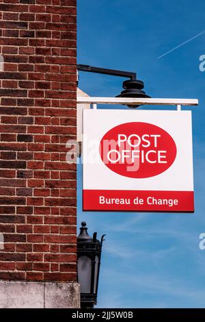 Dorking Surrey Hills Royaume-Uni, 14 juillet 2022, High Street Bureau de poste signe et logo sans personne Banque D'Images