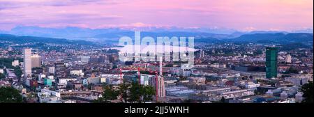 Zurich, Suisse - 7 juillet 2022 : panorama urbain en soirée de Zurich, la plus grande ville de Suisse. Il est situé dans le centre-nord de la Suisse Banque D'Images