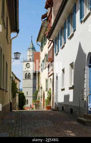 Allemagne, Bade-Wurtemberg, Uberlingen, allée Cobblestone avec clocher de l'église Sankt Nikolaus en arrière-plan Banque D'Images