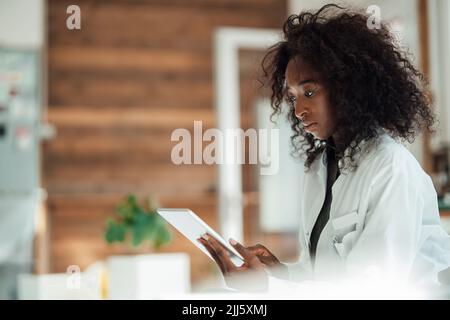 Doctor using tablet PC Banque D'Images