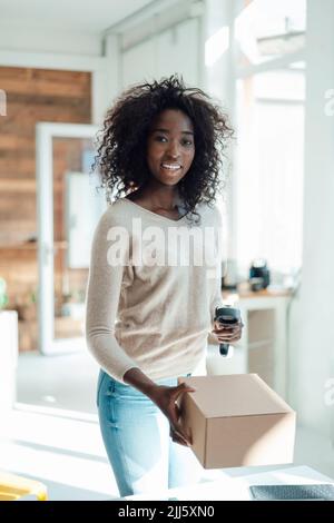 Femme d'affaires, boîte et scanner Banque D'Images