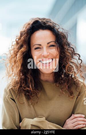 Portrait of happy businesswoman with arms crossed Banque D'Images