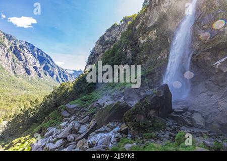 Cascade de Foroglio éclaboussant sur des rochers dans la vallée Banque D'Images