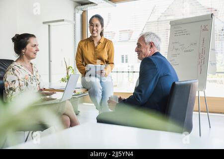 Des collègues heureux qui se réunissent sur le lieu de travail Banque D'Images