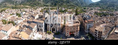 Espagne, Iles Baléares, Soller, hélicoptère panorama de l'église Saint Bartholomew et des maisons environnantes en été Banque D'Images