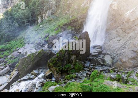 Cascade de Foroglio éclaboussant sur le rocher Banque D'Images