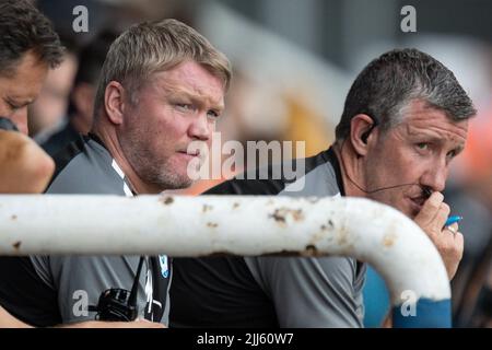 Grant McCann directeur de Peterborough United et Cliff Byrne pendant le match Banque D'Images