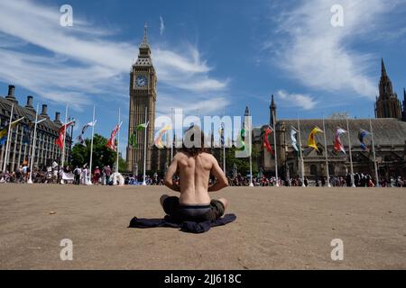 Des manifestants ont bloqué une route autour de la place du Parlement. Plusieurs groupes, dont le projet Just Stop Oil, Peace and Justice (Jeremy Corbyn) isolent la Grande-Bretagne et la rébellion contre l'extinction, ont défilé de plusieurs endroits dans le centre de Londres à la place du Parlement pour exiger du gouvernement britannique qu'il cesse d'investir dans de nouveaux combustibles fossiles pour s'attaquer aux changements climatiques. Banque D'Images