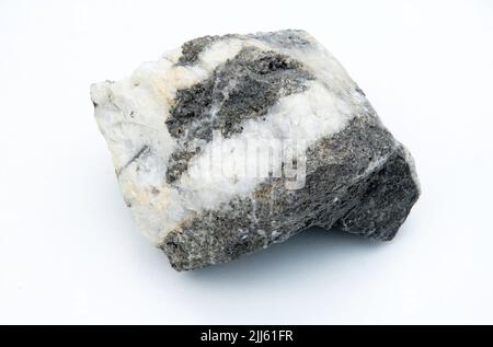 veine de quartz à l'intérieur d'une roche isolée sur fond blanc Banque D'Images