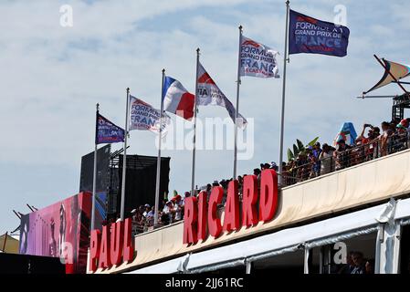 Atmosphère du circuit - bâtiment de la voie de la fosse. 23.07.2022. Championnat du monde de Formule 1, Rd 12, Grand Prix de France, Paul Ricard, France, Jour de qualification. Le crédit photo doit être lu : images XPB/Press Association. Banque D'Images