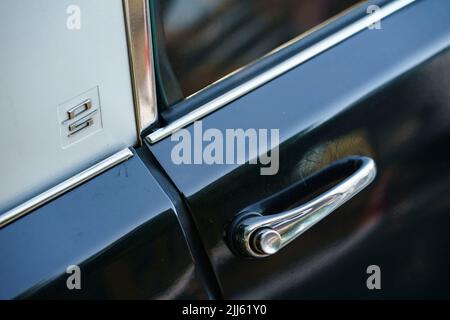 Détail de la poignée de porte d'une voiture classique Citroën DS du fabricant français Citroën Banque D'Images