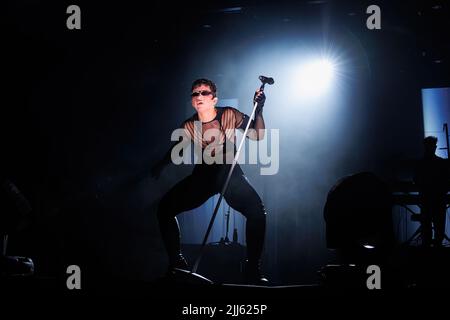 BARCELONE - 17 JUIN : Natky Peluso (Trap, jazz, rap et salsa chanteur et danseur) se produit sur scène au Festival de Sonar sur 17 juin 2022 à Barcelone, SPAI Banque D'Images