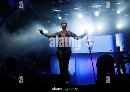 BARCELONE - 17 JUIN : Natky Peluso (Trap, jazz, rap et salsa chanteur et danseur) se produit sur scène au Festival de Sonar sur 17 juin 2022 à Barcelone, SPAI Banque D'Images