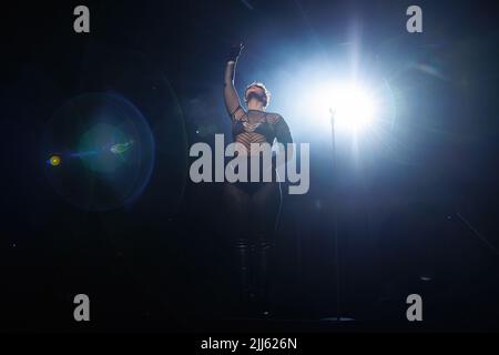 BARCELONE - 17 JUIN : Natky Peluso (Trap, jazz, rap et salsa chanteur et danseur) se produit sur scène au Festival de Sonar sur 17 juin 2022 à Barcelone, SPAI Banque D'Images