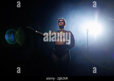 BARCELONE - 17 JUIN : Natky Peluso (Trap, jazz, rap et salsa chanteur et danseur) se produit sur scène au Festival de Sonar sur 17 juin 2022 à Barcelone, SPAI Banque D'Images