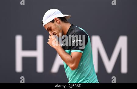 Hambourg, Allemagne. 23rd juillet 2022. Tennis: ATP Tour, célibataires, hommes, demi-finales: Musetti (Italie) - Cerundolo (Argentine). Francisco Cerundolo réagit. Credit: Daniel Bockwoldt/dpa/Alay Live News Banque D'Images