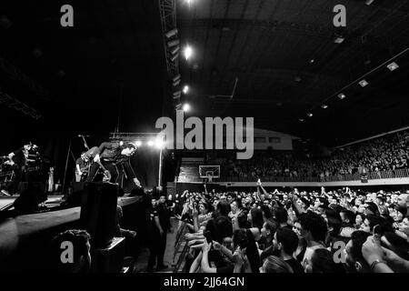 'No te va a gustar', un groupe de rock uruguayen se produit pour leur public. Banque D'Images