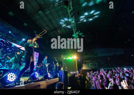 'No te va a gustar', un groupe de rock uruguayen se produit pour leur public. Banque D'Images