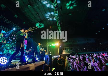 'No te va a gustar', un groupe de rock uruguayen se produit pour leur public. Banque D'Images