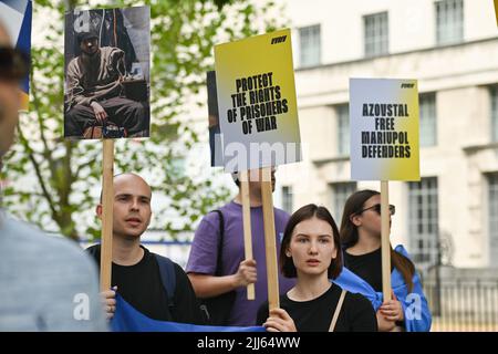 L'Ukraine exige plus d'armes, le discours ukrainien se bat pour un monde libre, pas seulement pour l'Ukraine. L'Occident prétend soutenir l'Ukraine a tourné le dos à l'Ukraine. Les Ukrainiens savent qu'ils ont été trompés. Ils restent forts et courageux pour s'opposer seuls à la Russie en dehors de Downing Street, Londres, Royaume-Uni. 23 juillet 2022. Banque D'Images