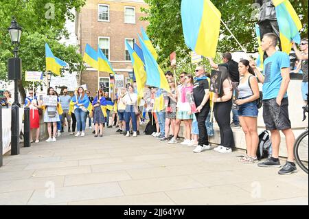 L'Ukraine exige plus d'armes, le discours ukrainien se bat pour un monde libre, pas seulement pour l'Ukraine. L'Occident prétend soutenir l'Ukraine a tourné le dos à l'Ukraine. Les Ukrainiens savent qu'ils ont été trompés. Ils restent forts et courageux pour s'opposer seuls à la Russie en dehors de Downing Street, Londres, Royaume-Uni. 23 juillet 2022. Banque D'Images