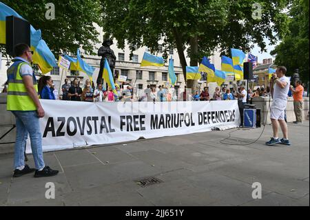 L'Ukraine exige plus d'armes, le discours ukrainien se bat pour un monde libre, pas seulement pour l'Ukraine. L'Occident prétend soutenir l'Ukraine a tourné le dos à l'Ukraine. Les Ukrainiens savent qu'ils ont été trompés. Ils restent forts et courageux pour s'opposer seuls à la Russie en dehors de Downing Street, Londres, Royaume-Uni. 23 juillet 2022. Banque D'Images