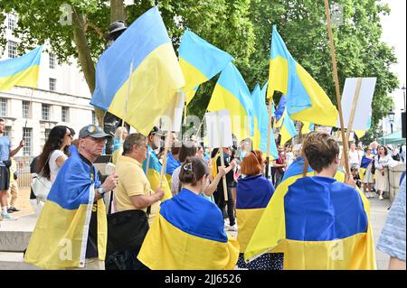 L'Ukraine exige plus d'armes, le discours ukrainien se bat pour un monde libre, pas seulement pour l'Ukraine. L'Occident prétend soutenir l'Ukraine a tourné le dos à l'Ukraine. Les Ukrainiens savent qu'ils ont été trompés. Ils restent forts et courageux pour s'opposer seuls à la Russie en dehors de Downing Street, Londres, Royaume-Uni. 23 juillet 2022. Banque D'Images